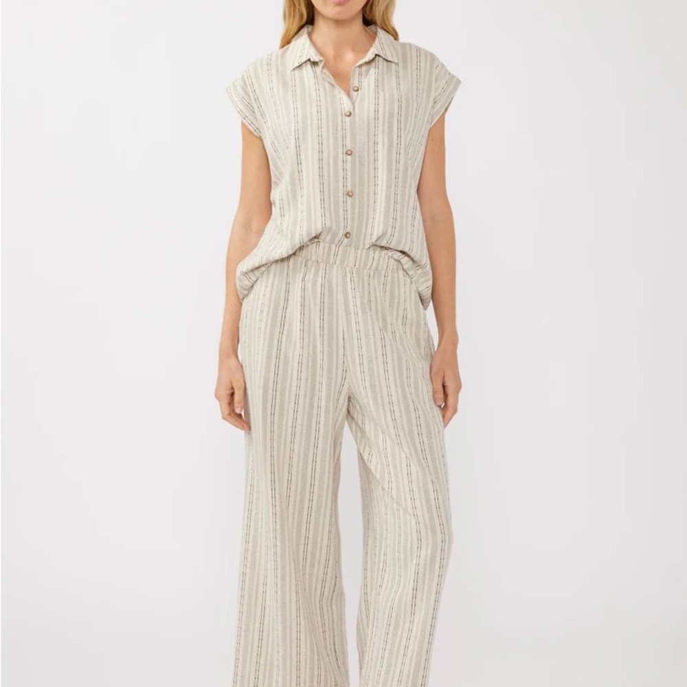 Lovestitch A classic camp shirt crafted in a yarn dye stripe. Size large